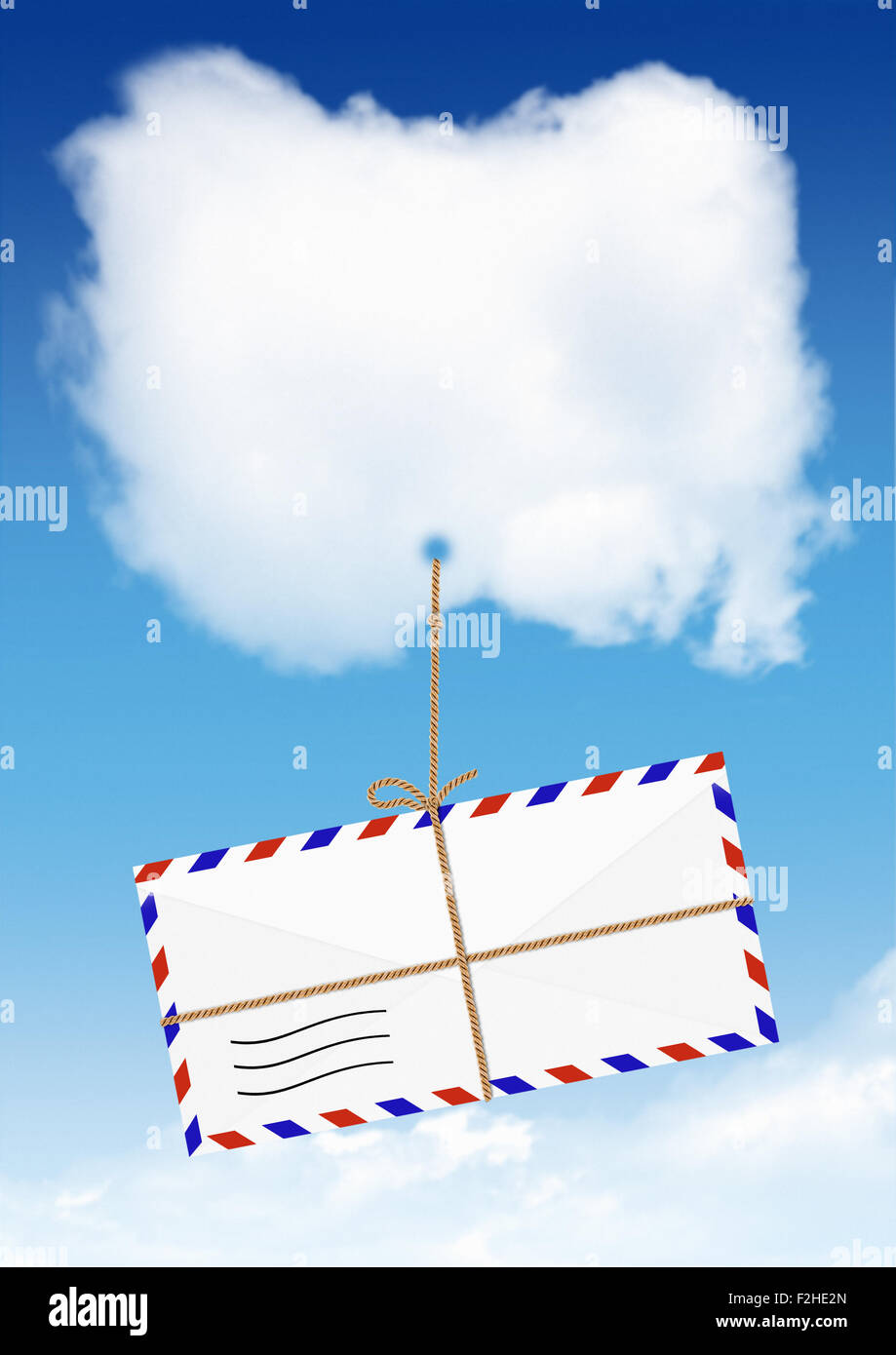Concepto de correo aéreo, sobre volar sobre la nube Foto de stock