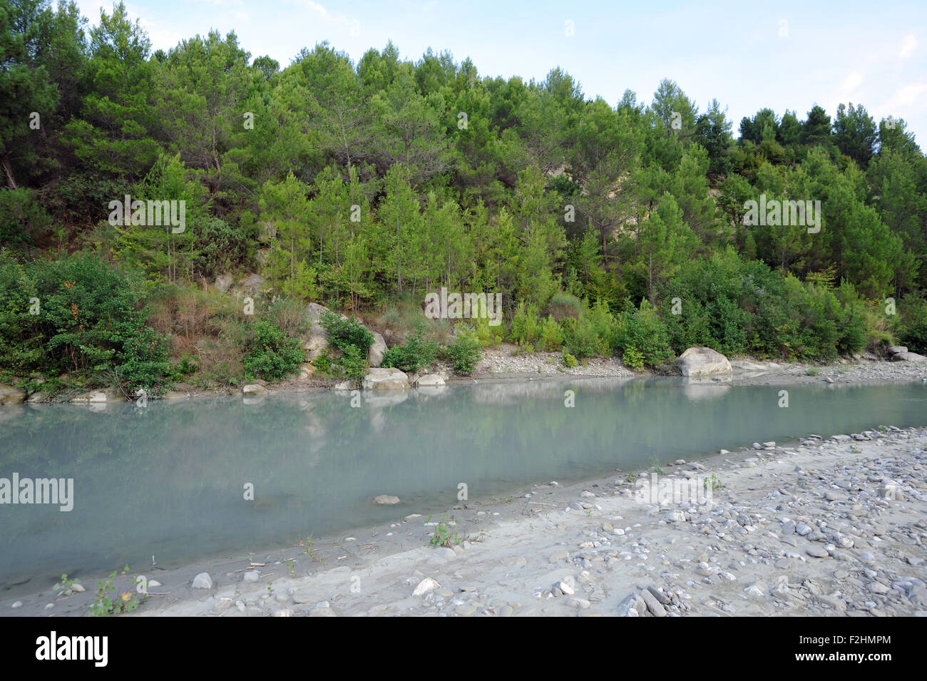 Agua azul verde, coloreados por la caliza, cieno del río Erzeni en el gorge, Skorna Gryka e Skoranes. Pellumbas, Albania Foto de stock