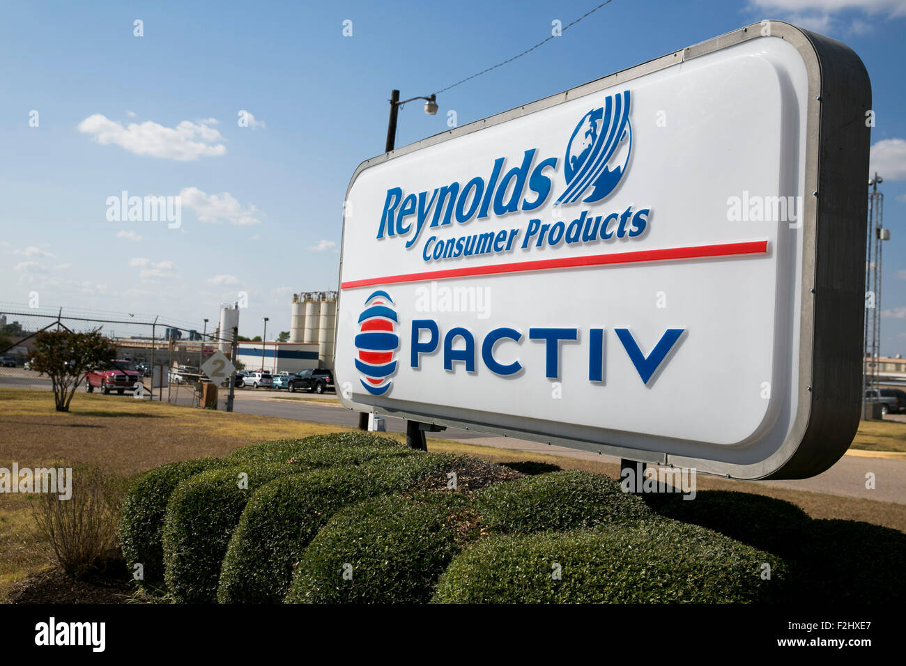 Un logotipo signo exterior de una fábrica operada por los productos de consumo de Reynolds y Pactiv en Temple, Texas el 8 de septiembre de 2015. Foto de stock