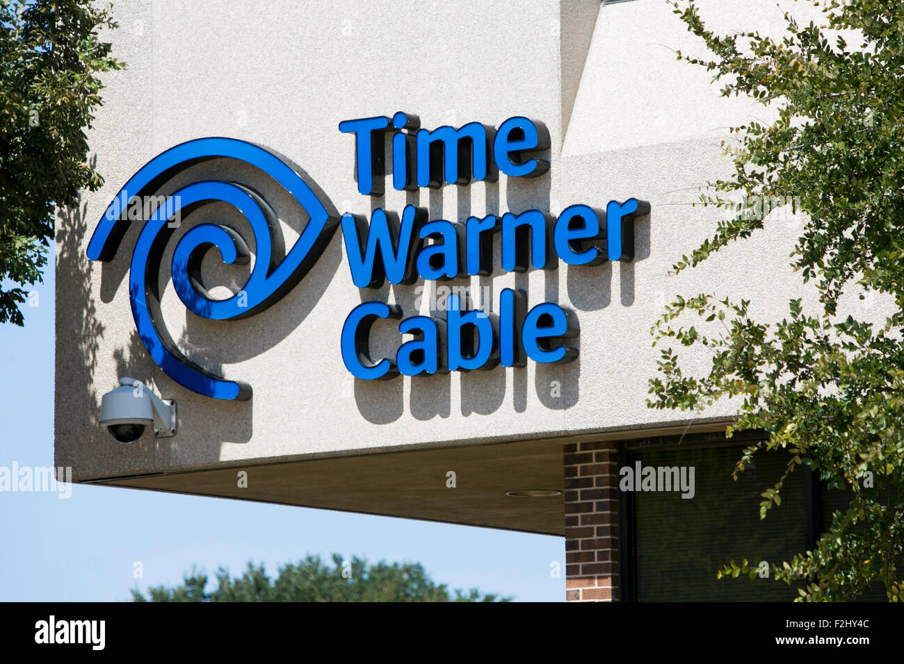 Un logotipo cartel fuera de una instalación ocupada por Time Warner Cable  Enterprises Inc., en Irving, Texas, el 13 de septiembre de 2015 Fotografía  de stock - Alamy