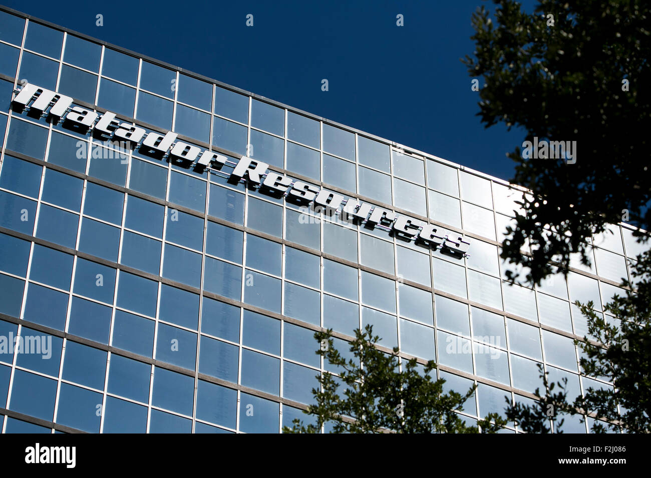 Un logotipo firmar fuera de la sede de la compañía de recursos Matador en Dallas, Texas, 12 de septiembre de 2015. Foto de stock