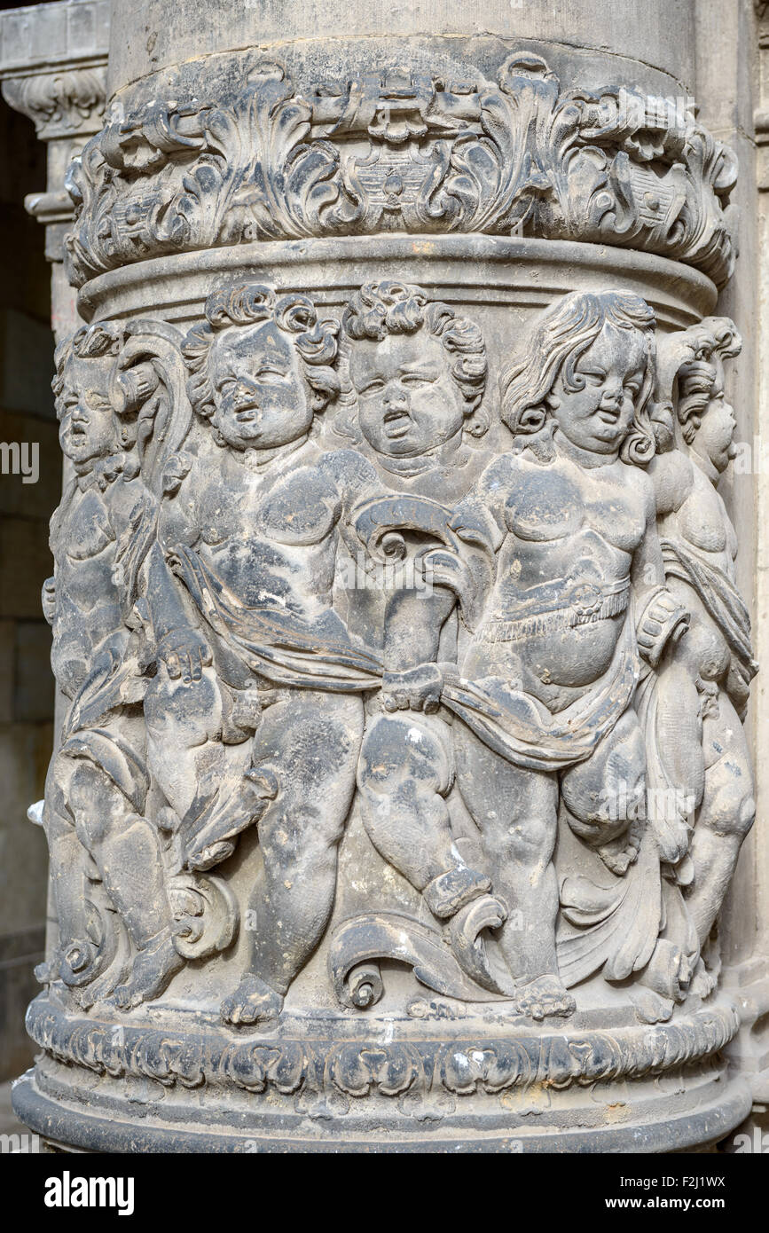 Close-up de aliviar el pedestal de la columna del antiguo edificio Puerta George, Dresde, Sajonia, Alemania. Foto de stock
