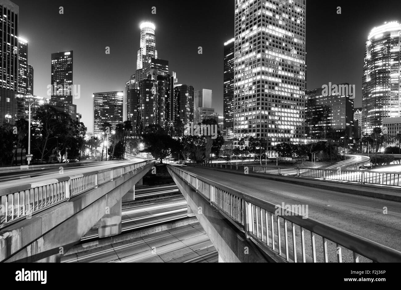 Downtown skyline iluminado durante la noche, Los Ángeles, California, Estados Unidos. Foto de stock