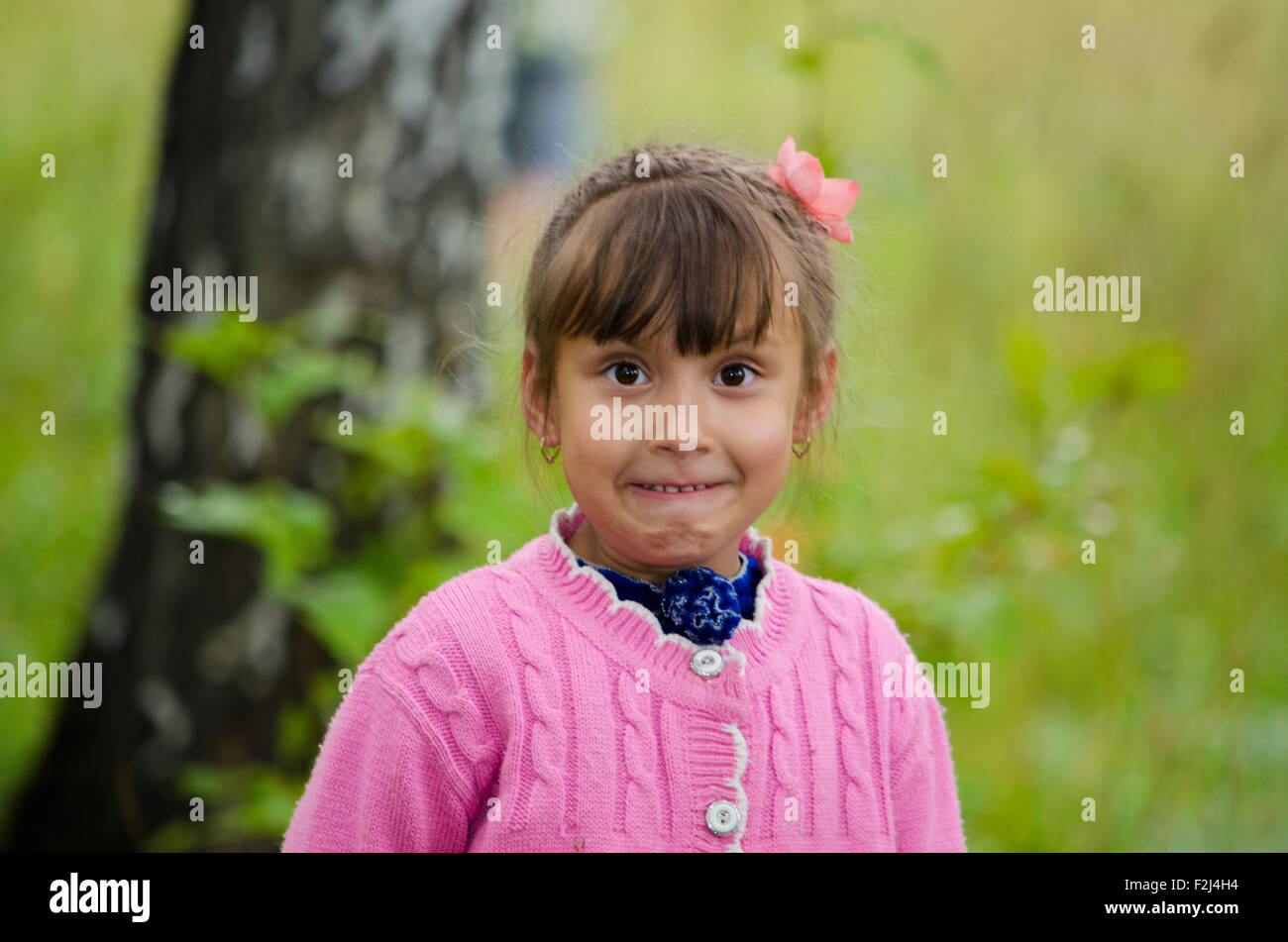 Niño, niño en el bosque, bosque, juego, interés, alegría, la naturaleza, el placer, la sonrisa, la sorpresa, caminar Foto de stock