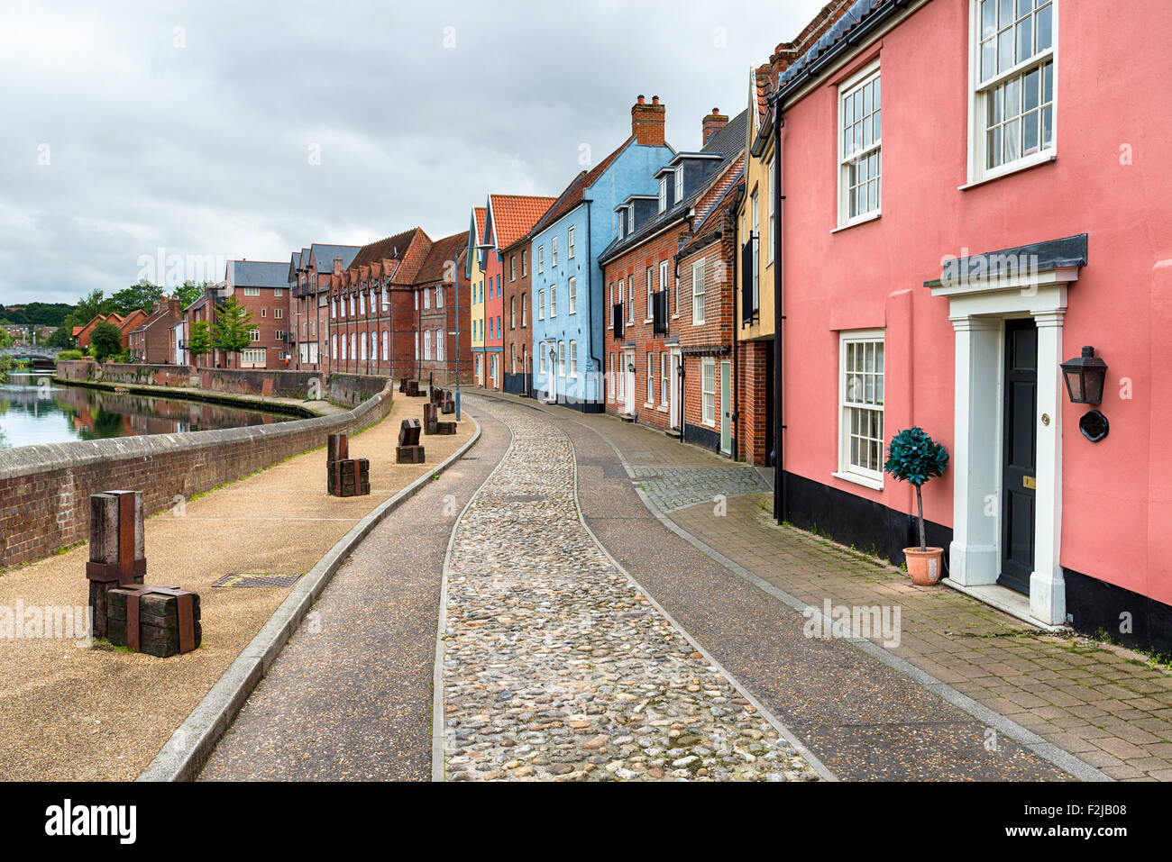 Calles empedradas y casas bonitas vistas del río Yare en Quay Side en Norwich Foto de stock