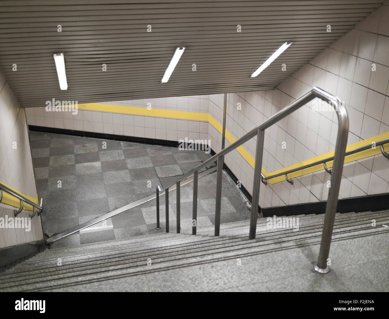 Las escaleras de un pasaje subterráneo con muchos pasos Foto de stock