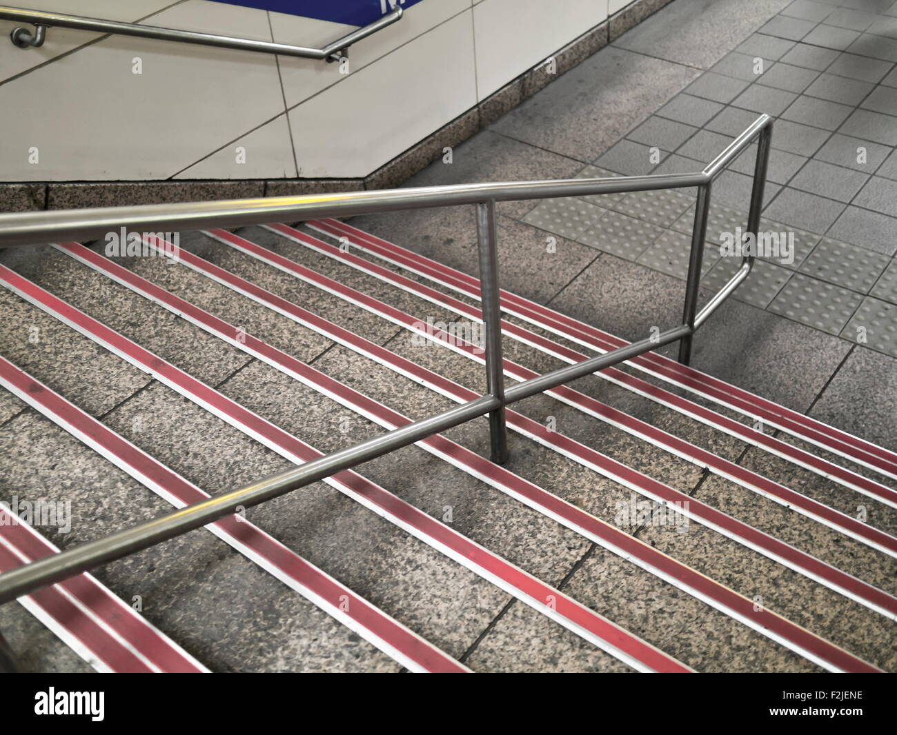 Las escaleras de un pasaje subterráneo con muchos pasos Foto de stock