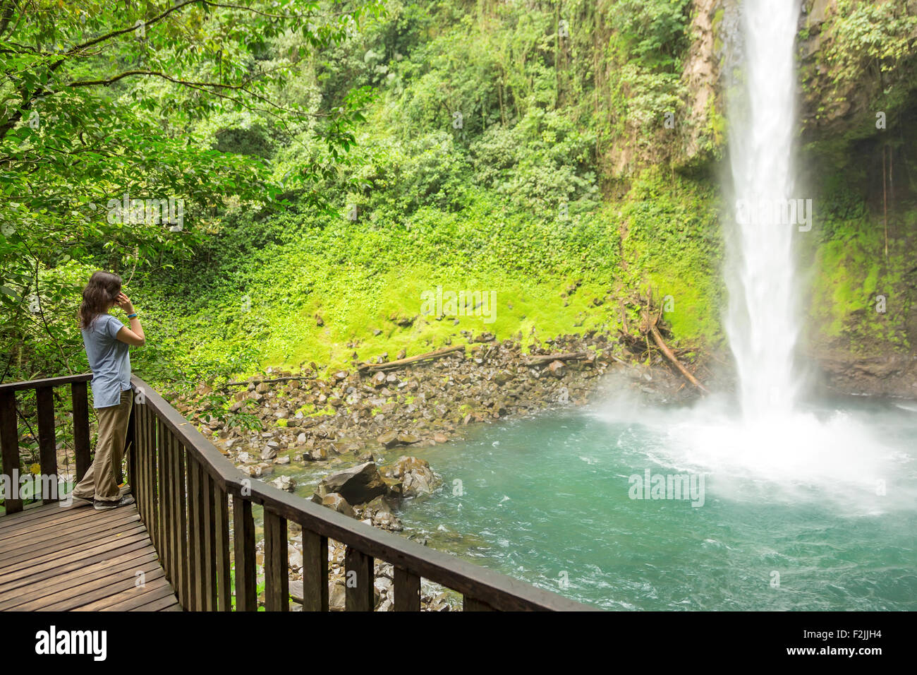 Mujer hablando por teléfono en cascada Foto de stock