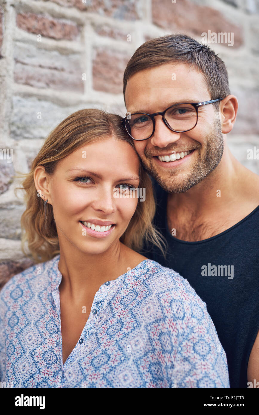 Cierre Dulce pareja joven mirando a la Cámara con gran sonrisa. Foto de stock