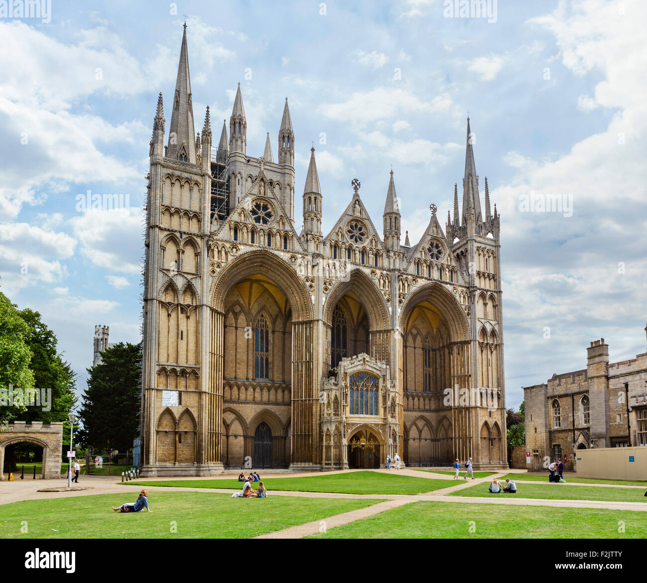 El frente occidental de la catedral de Peterborough del Decano del Tribunal, Peterborough, Cambridgeshire, Inglaterra, Reino Unido. Foto de stock