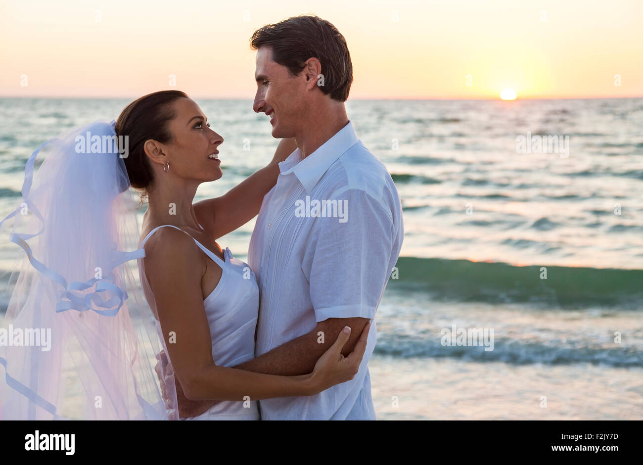 Una Pareja De Esposos Novios Junto Sunset Sunrise En Una Hermosa