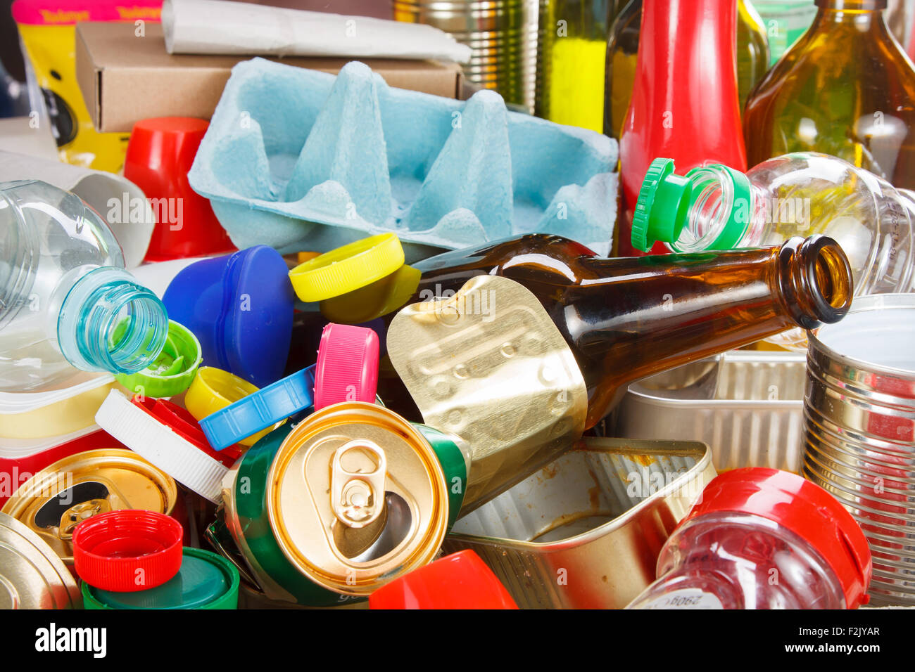Reciclaje de basura y manejo de residuos reutilizables como metal, plásticos, productos de papel viejo ser reutilizado de stock - Alamy
