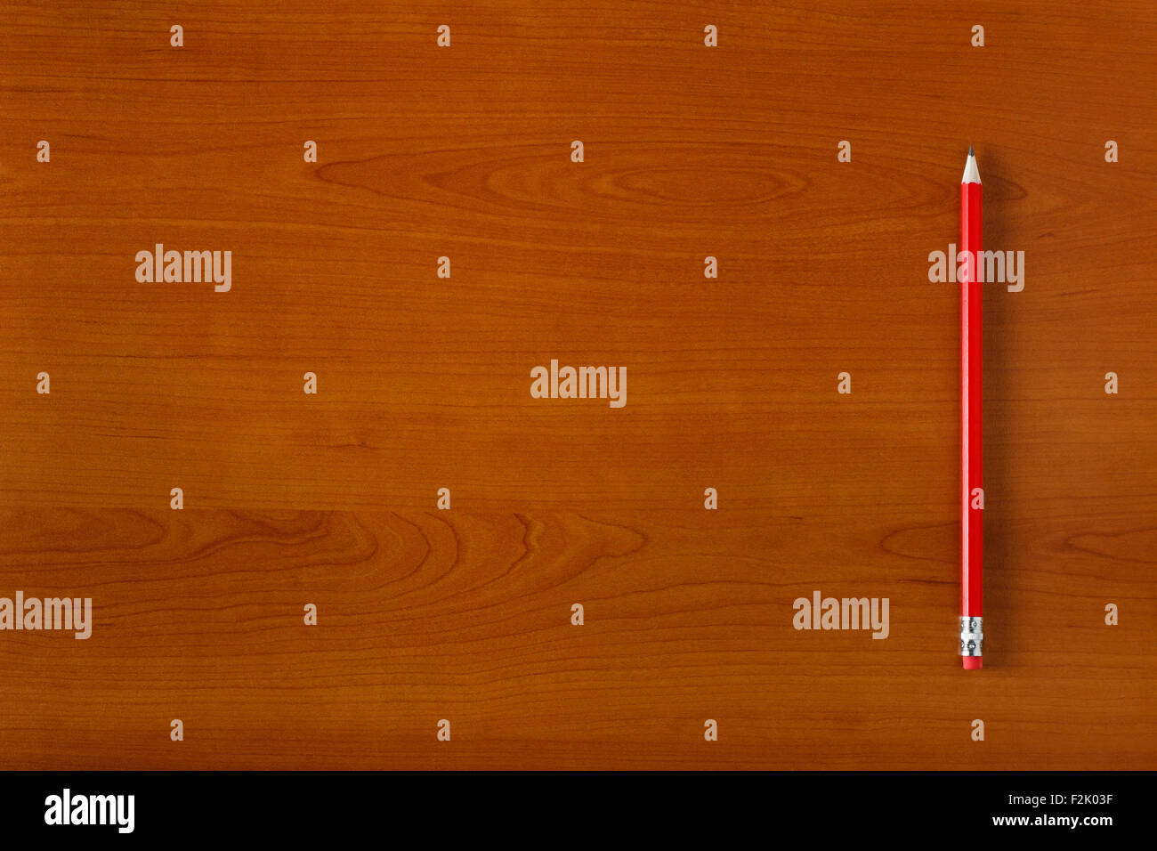 Lápiz sobre un mostrador de madera, el espacio vacío para su texto Foto de stock