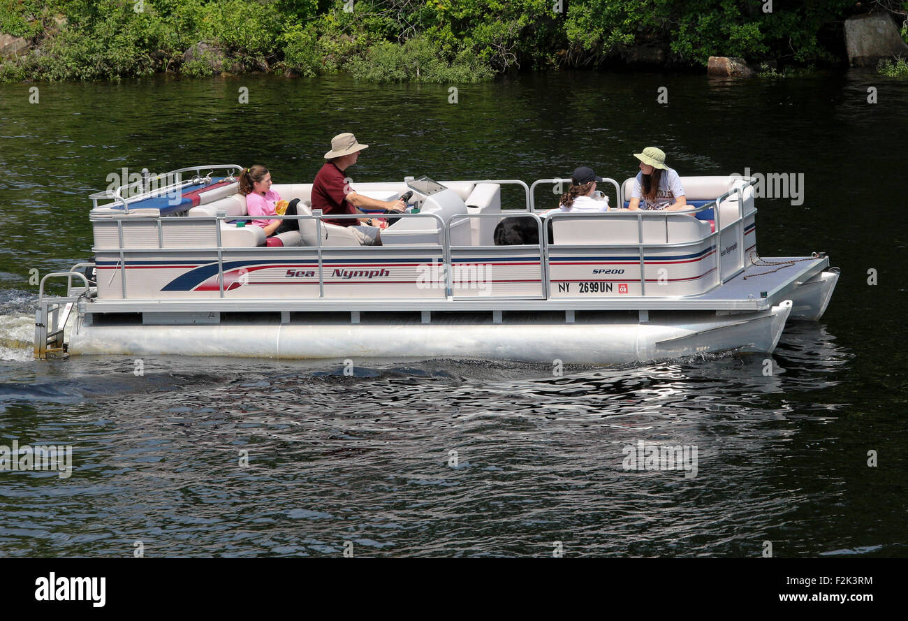 Crucero en familia un Pontoon Boat en Long Lake Nueva York, EE.UU. US Latina Adirondack Adirondack State Park. Foto de stock