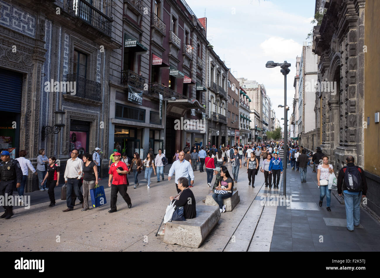 Una concurrida calle peatonal, la Avenida Francisco I Madero, en el Centro Histórico, Ciudad de México, México. Foto de stock