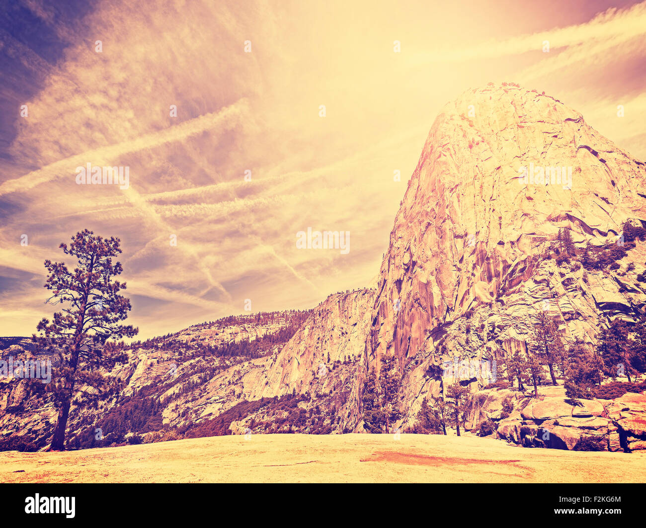 Vintage naturaleza estilizada fondo de montaña, el Parque Nacional de Yosemite, EE.UU.. Foto de stock