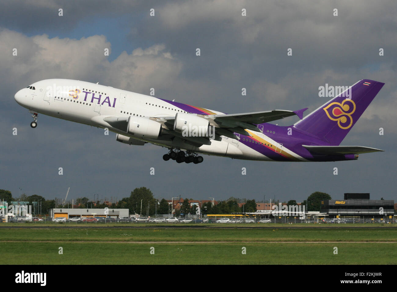 Despegue A380 tailandés Blue Sky girar Foto de stock