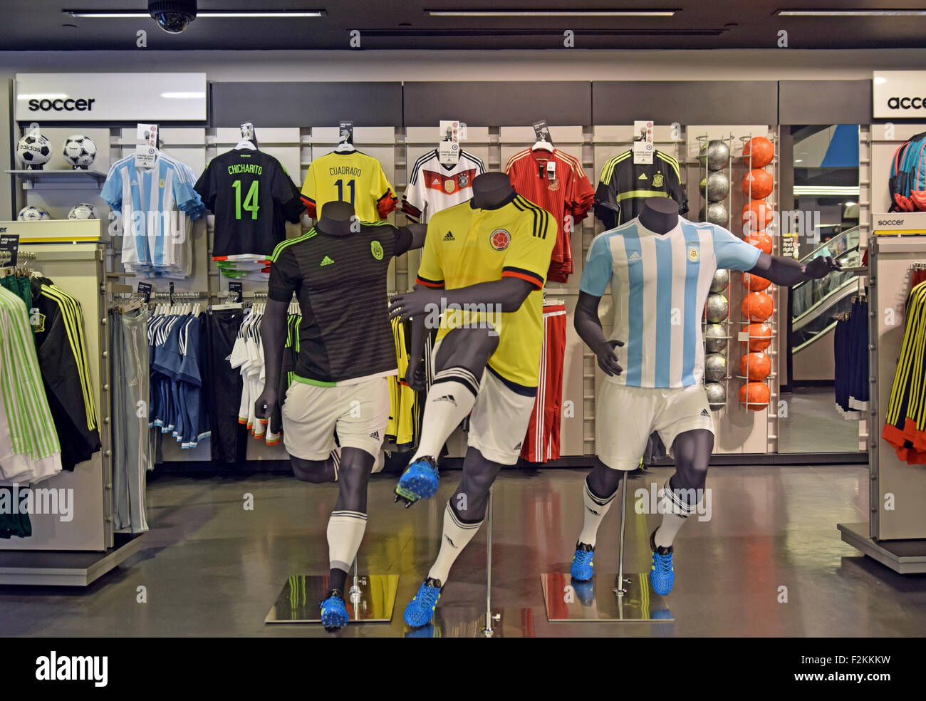 Camisetas de fútbol, pelotas y otros elementos en la tienda adidas en  Broadway & Houston St. en Greenwich Village, Nueva York Fotografía de stock  - Alamy