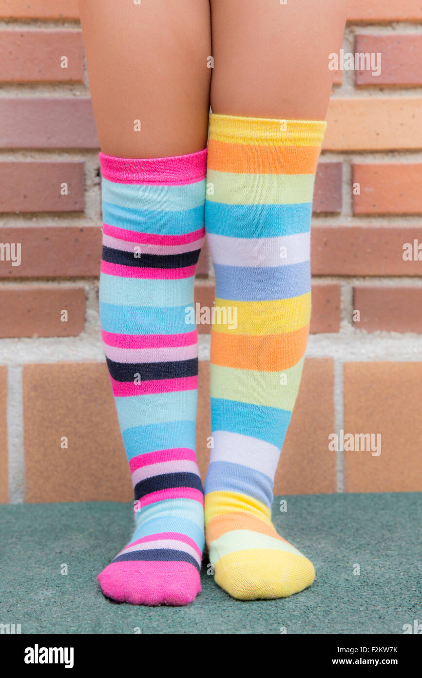 ecuador Describir mientras tanto Los pies de una chica con diferentes colores a rayas calcetines Fotografía  de stock - Alamy