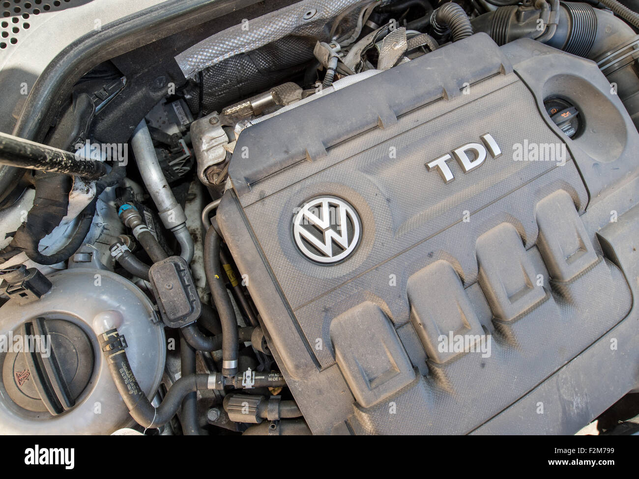 El logotipo de la empresa automovilística Volkswagen VW está en exhibición  en un motor de un coche diesel VW Golf 2.0 TDI, construido en 2012, en  Frankfurt Oder, Alemania, el 21 de
