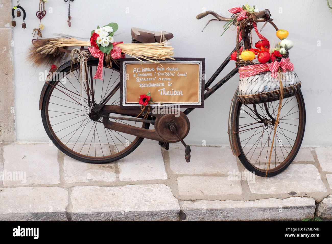 Una vieja bicicleta usado como prop fuera de una tienda de souvenirs  Fotografía de stock - Alamy