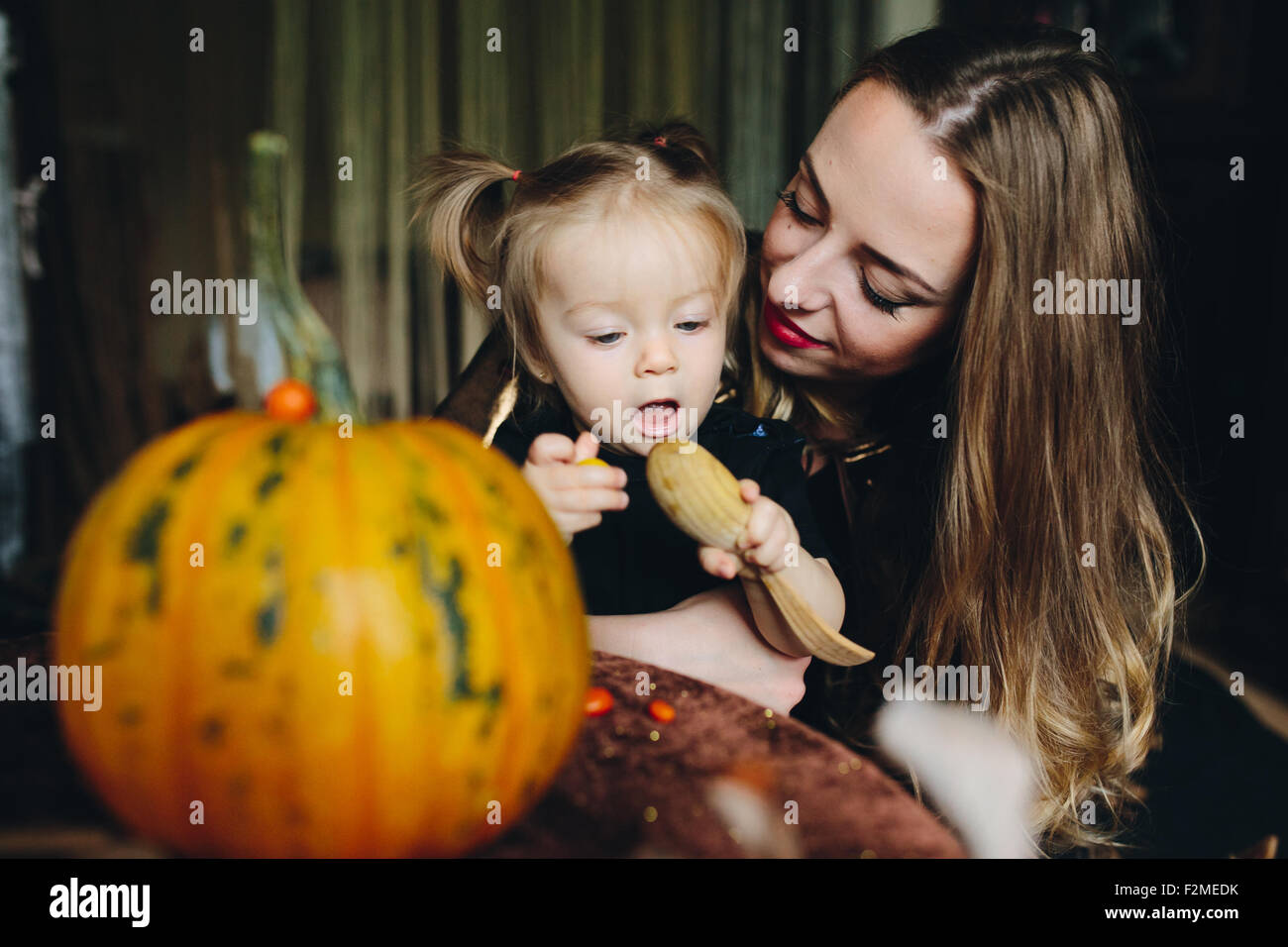 Madre e hija jugar juntos en casa Foto de stock