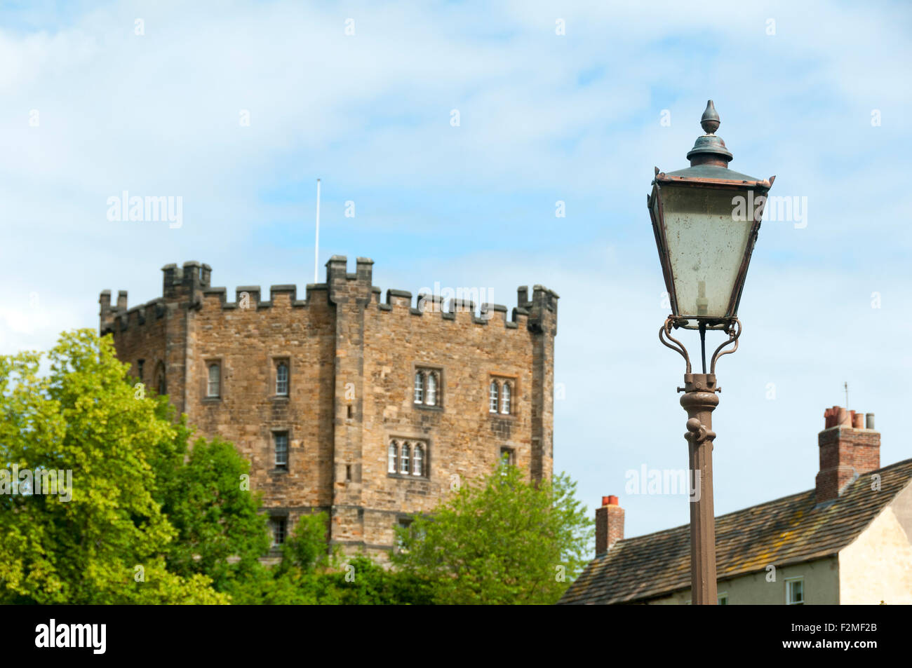 Castillo de Durham y la lámpara de la calle, el Palacio verde, de la ciudad de Durham, Inglaterra, Reino Unido. Foto de stock