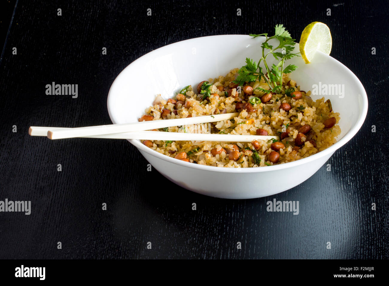 Poha- golpeado arroz y verduras Foto de stock