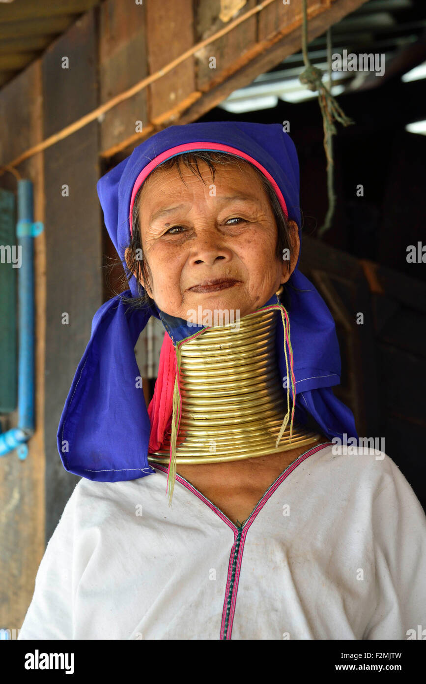 Estudio de un cuello largo o cuello Jirafa Padaung birmano mujer en su casa en la aldea de Bon Sol, Myanmar (Birmania) Foto de stock