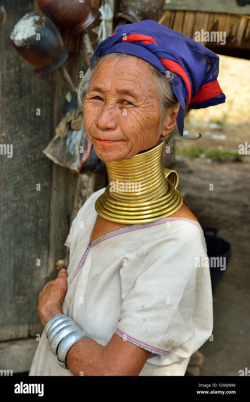 Estudio de un cuello largo o cuello Jirafa Padaung birmano mujer en su casa en la aldea de Bon Sol, Myanmar (Birmania) Foto de stock