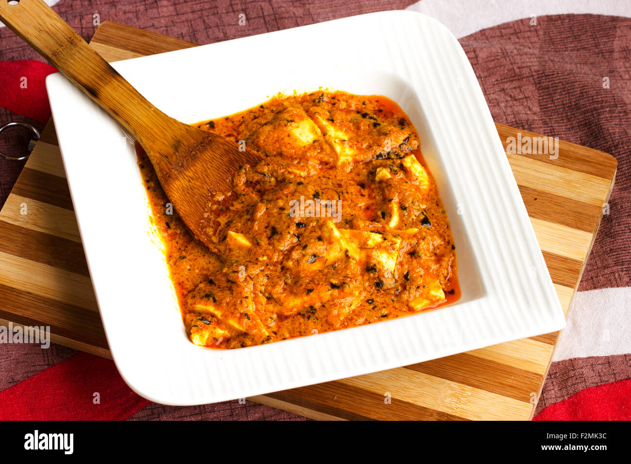 Cocina india panner mantequilla masala en tazón blanco Foto de stock