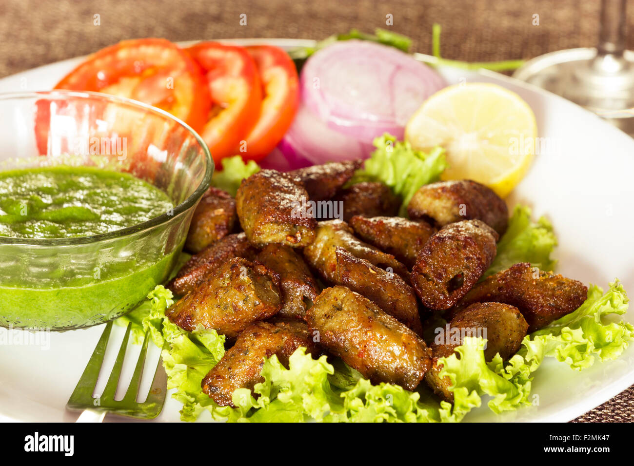 Seekh kabab de pollo a la parrilla con cebolla, tomate, limón, verde chatni Foto de stock