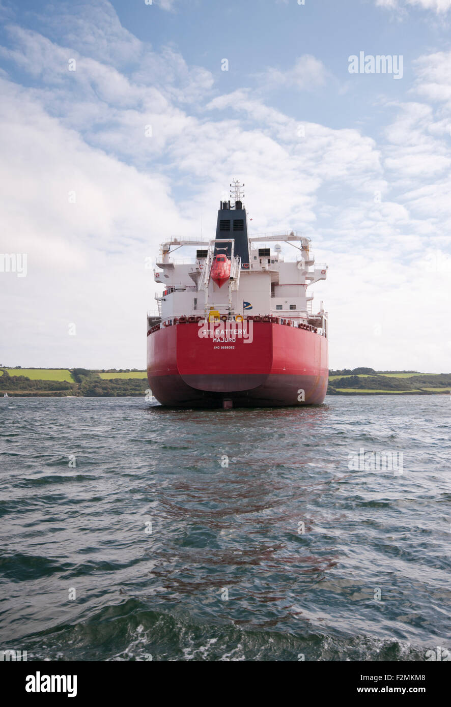 Vista de popa del buque cisterna químico de aceite / Batería ITS inscrita en las Islas Marshall amarrado en el río Fal Cornwall UK Foto de stock