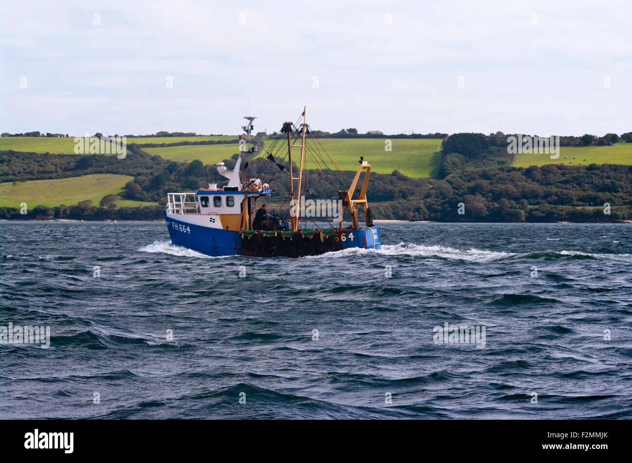 Barco de pesca comercial en el río Fal Cornwall Inglaterra Foto de stock