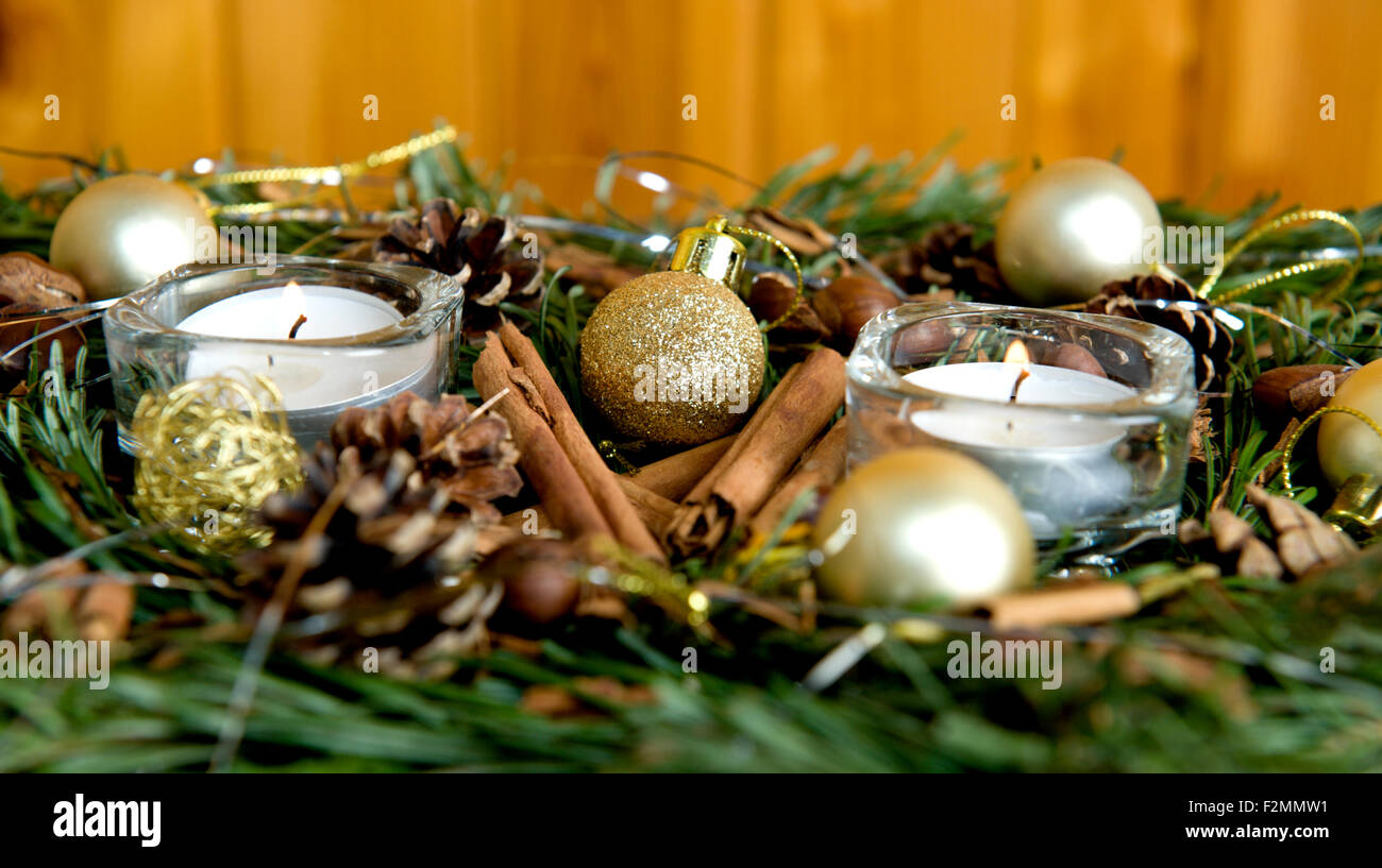 Casera y sencillo diseño de tabla de Navidad hechas de despensa y extraordinarios elementos con un té de iluminar Foto de stock