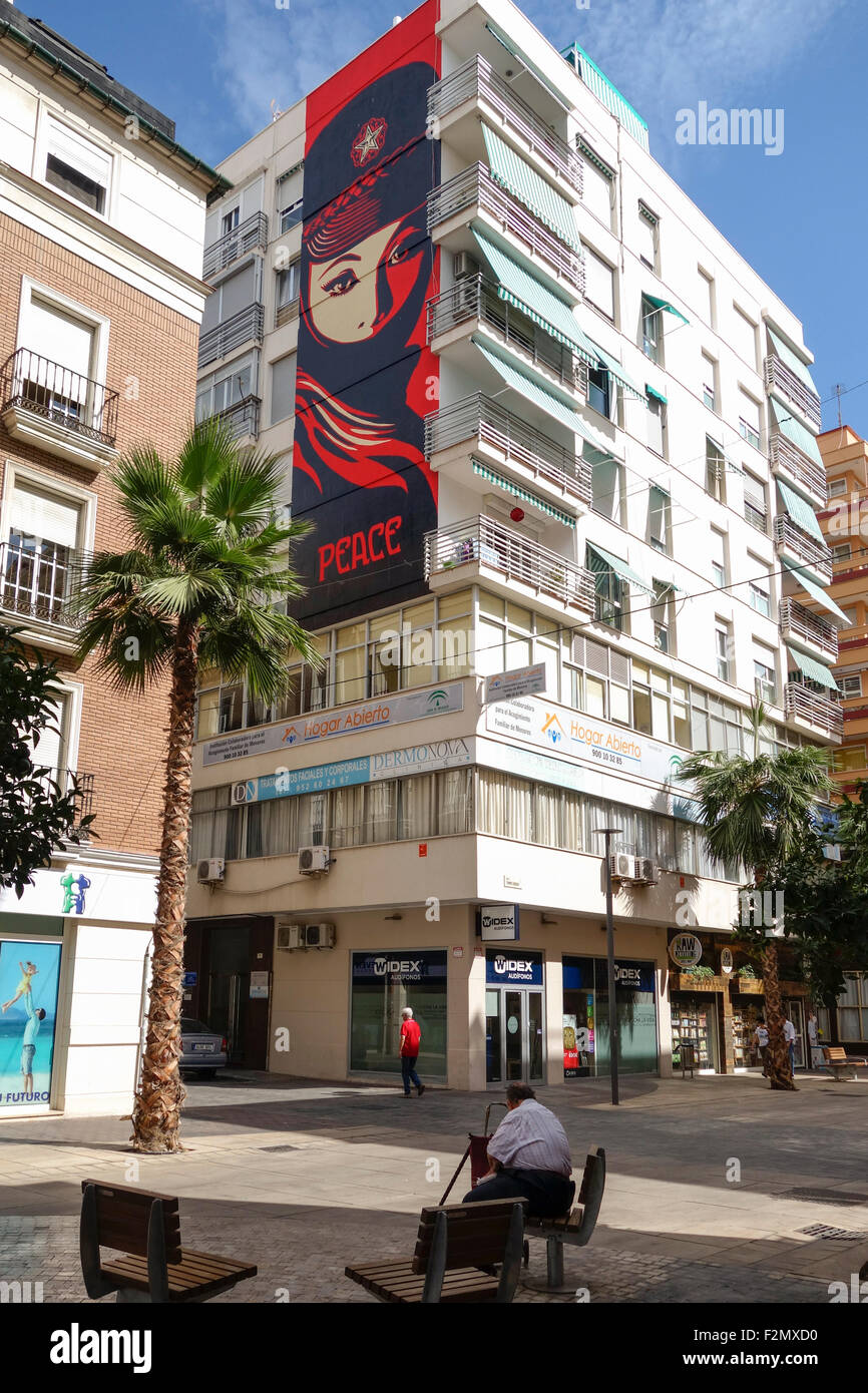 La pintura mural de obedecer Gigante, Shepard Fairey, en Soho, el distrito de arte de Málaga, Andalucía, España. Foto de stock