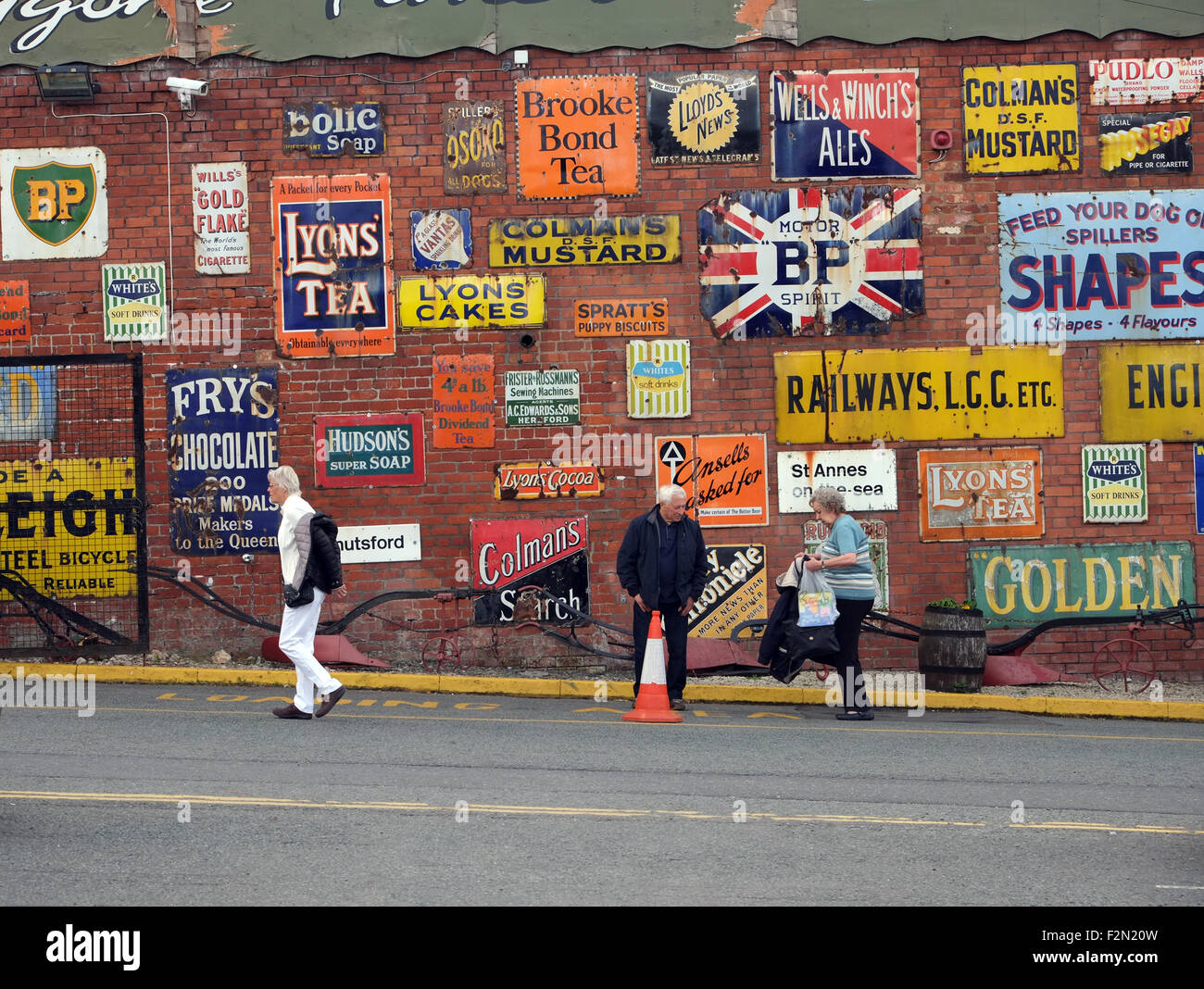 Esmalte Vintage carteles publicitarios en tiempos pasados, centro de antigüedades Eccleston, Chorley, Lancashire, Inglaterra Foto de stock