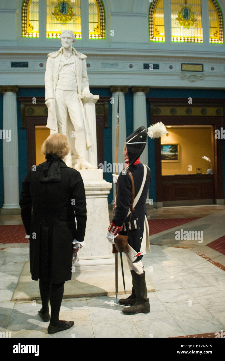 Thomas Jefferson y soldado intérpretes en el lobby del Hotel Thomas Jefferson, Richmond, VA Foto de stock