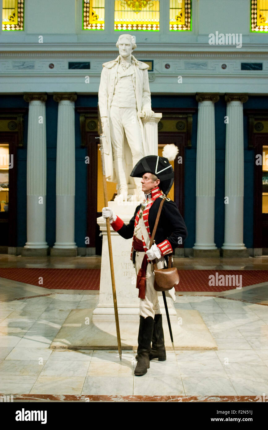 Las murgas de intérprete y una majestuosa escultura de mármol de Thomas Jefferson en el lobby del Hotel Jefferson, Richmond, VA Foto de stock