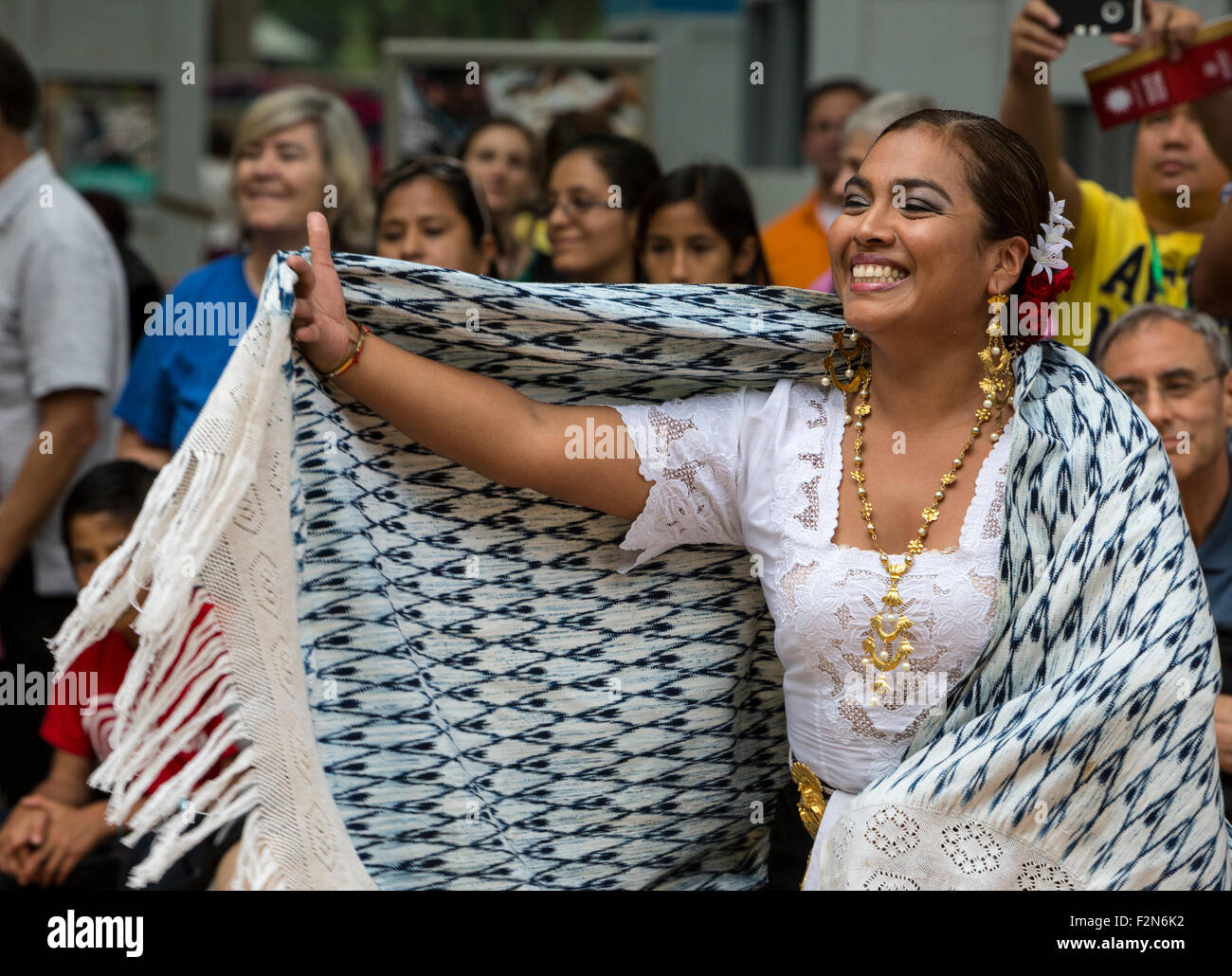 Mujer Abriendo La Marinera Viva Dance Peruana, Foto de stock