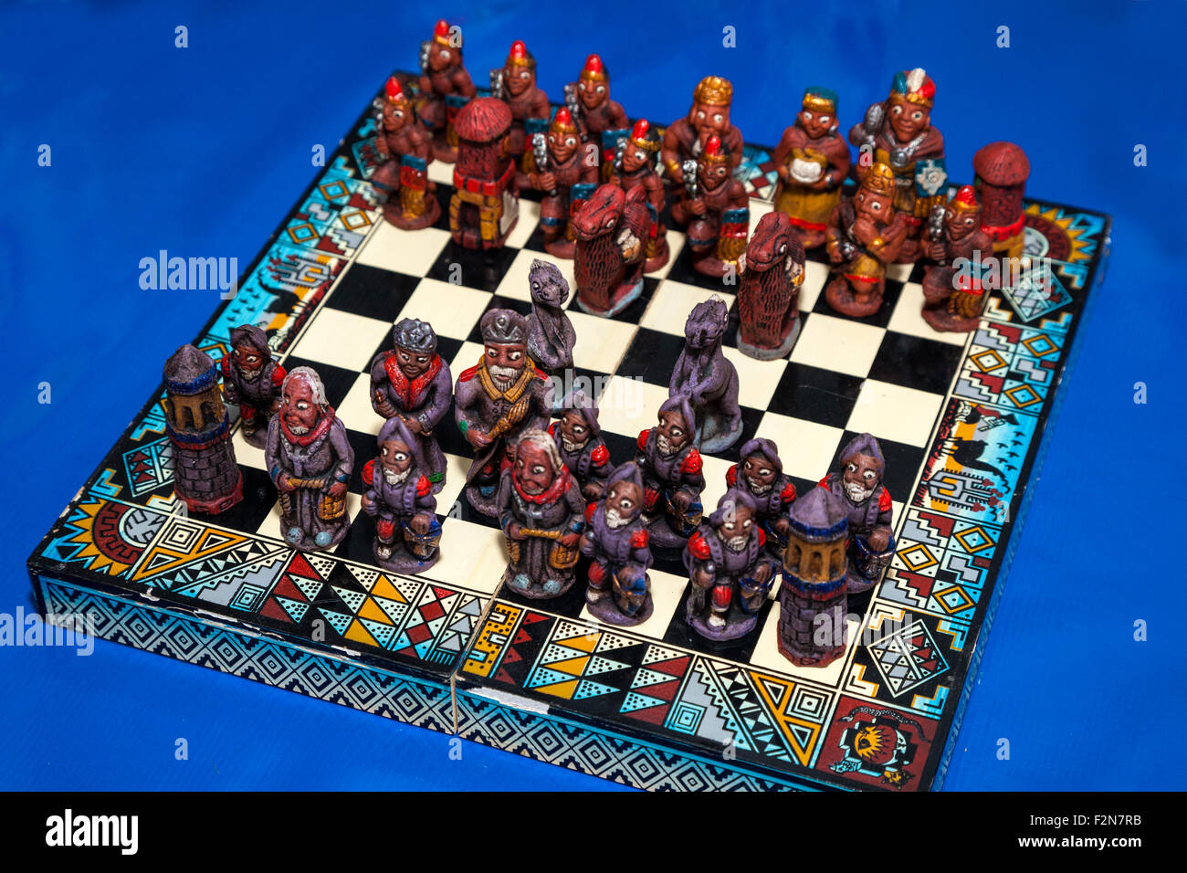 juego-de-ajedrez-tallado-a-mano-piezas-que-representan-a-conquistadores-espanoles-e-indios-incas-f2n7rb.jpg