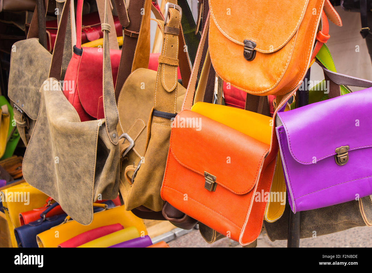Colección de bolsos de cuero hechos a mano el stand en el bazar, accesorios femenino Fotografía de stock - Alamy