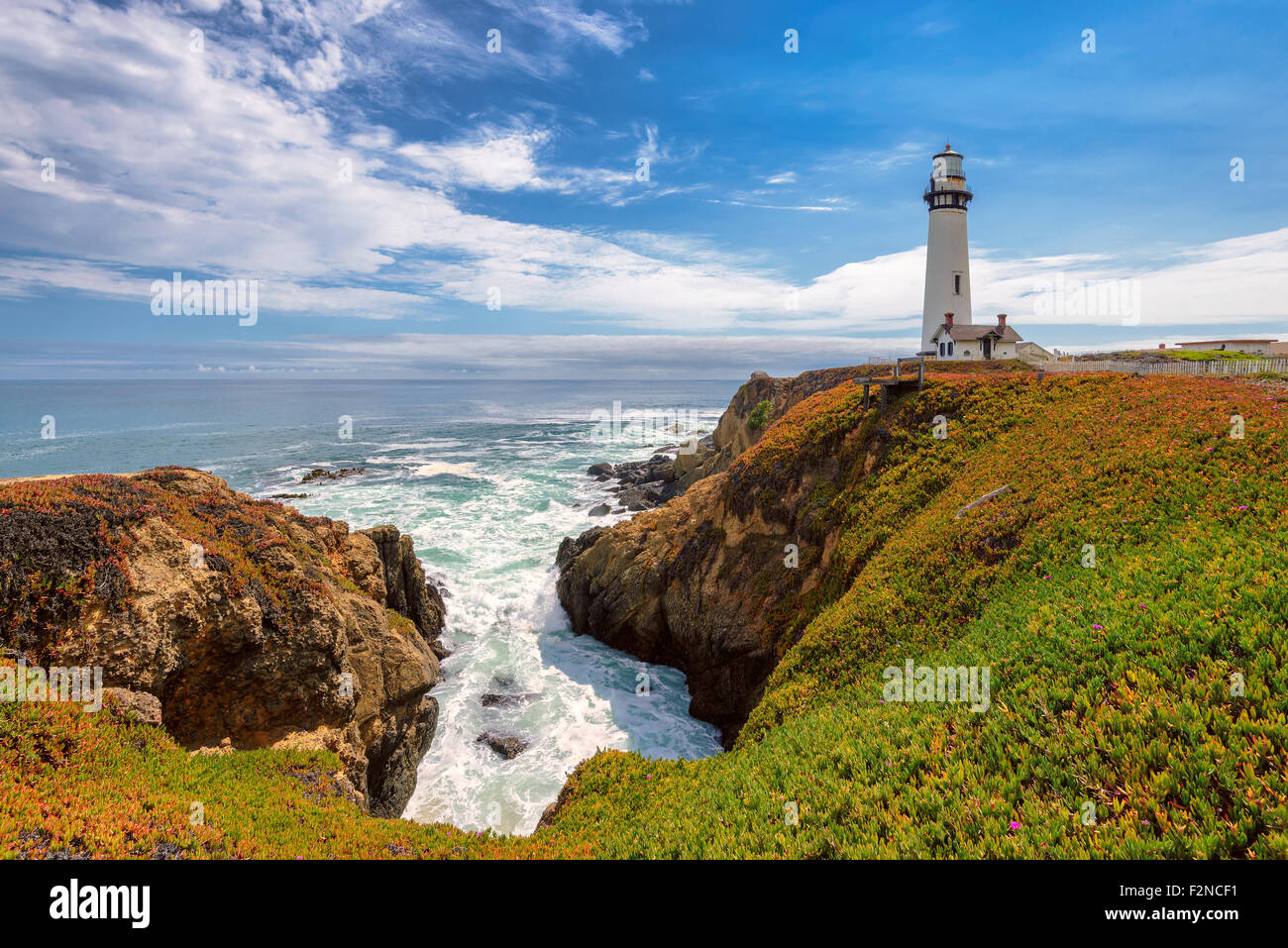 Faro en la playa bajo el hermoso cielo, Pigeon Point Lighthouse, California, EE.UU. Foto de stock