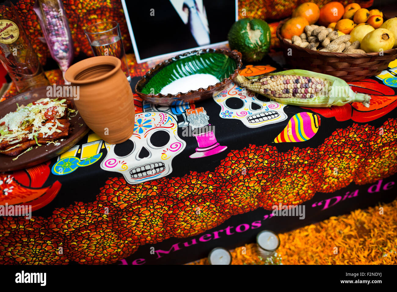 Las ofrendas de alimentos se colocan en el altar de los muertos (altar