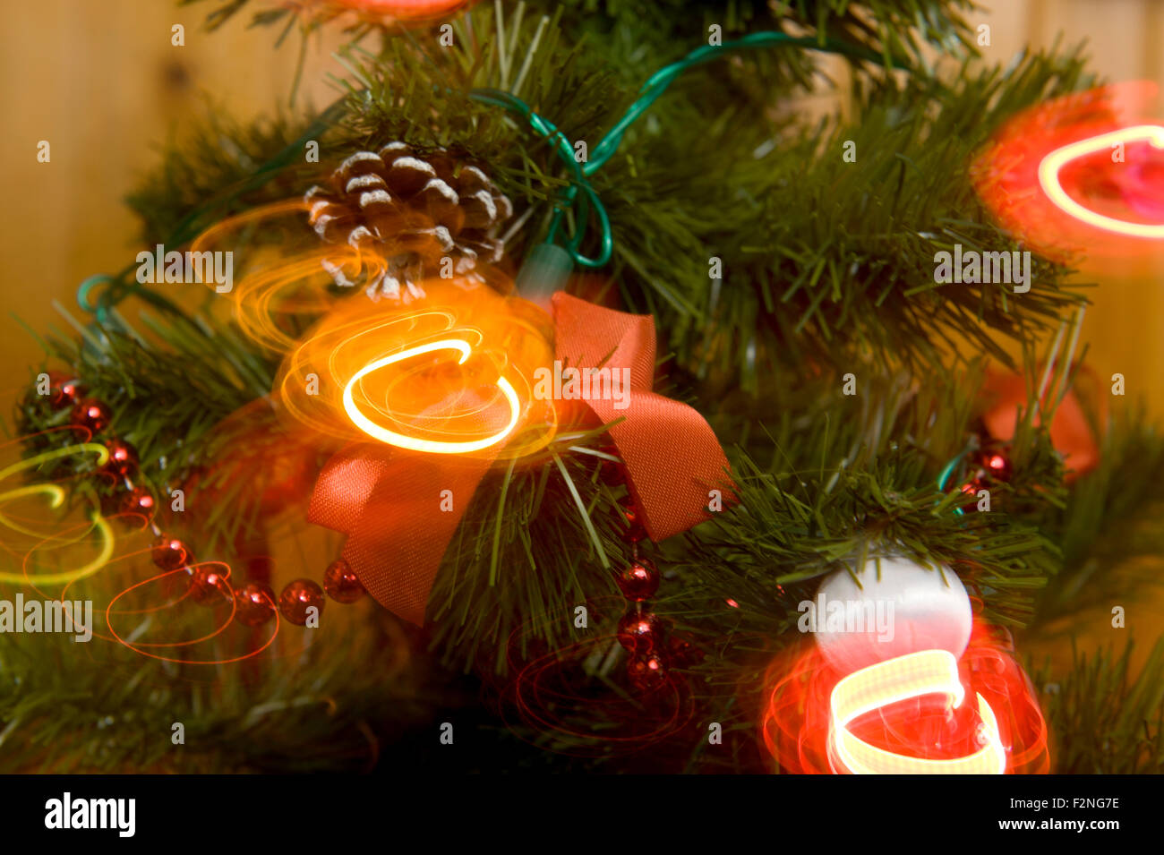 Una imagen ampliada tradicional de luces en un árbol de navidad de pino Foto de stock