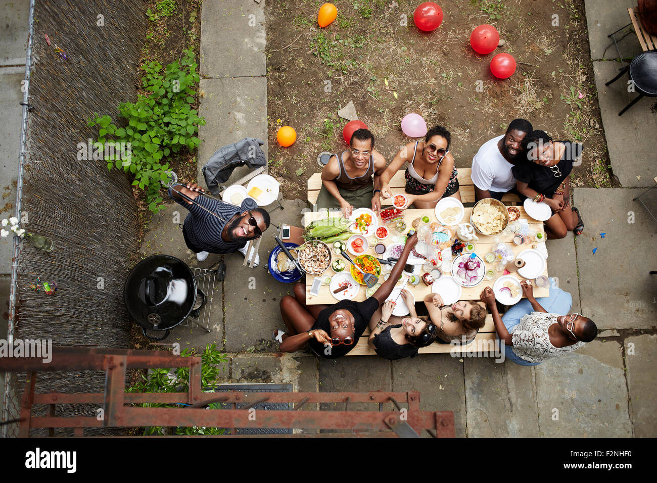 Un alto ángulo de vista de amigos disfrutando de jardín barbacoa Foto de stock
