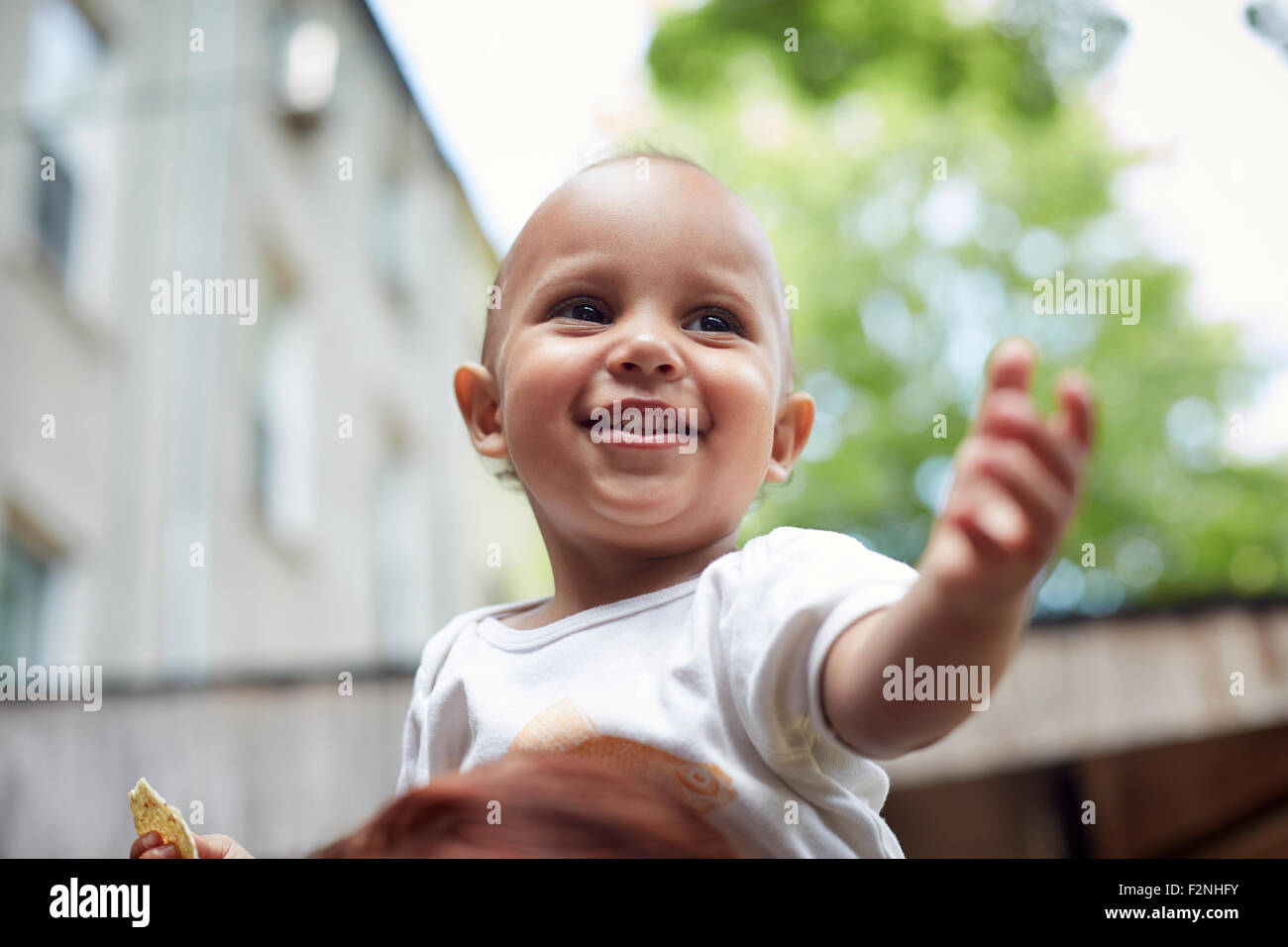 Raza mixta bebé niño sonriendo al aire libre Foto de stock