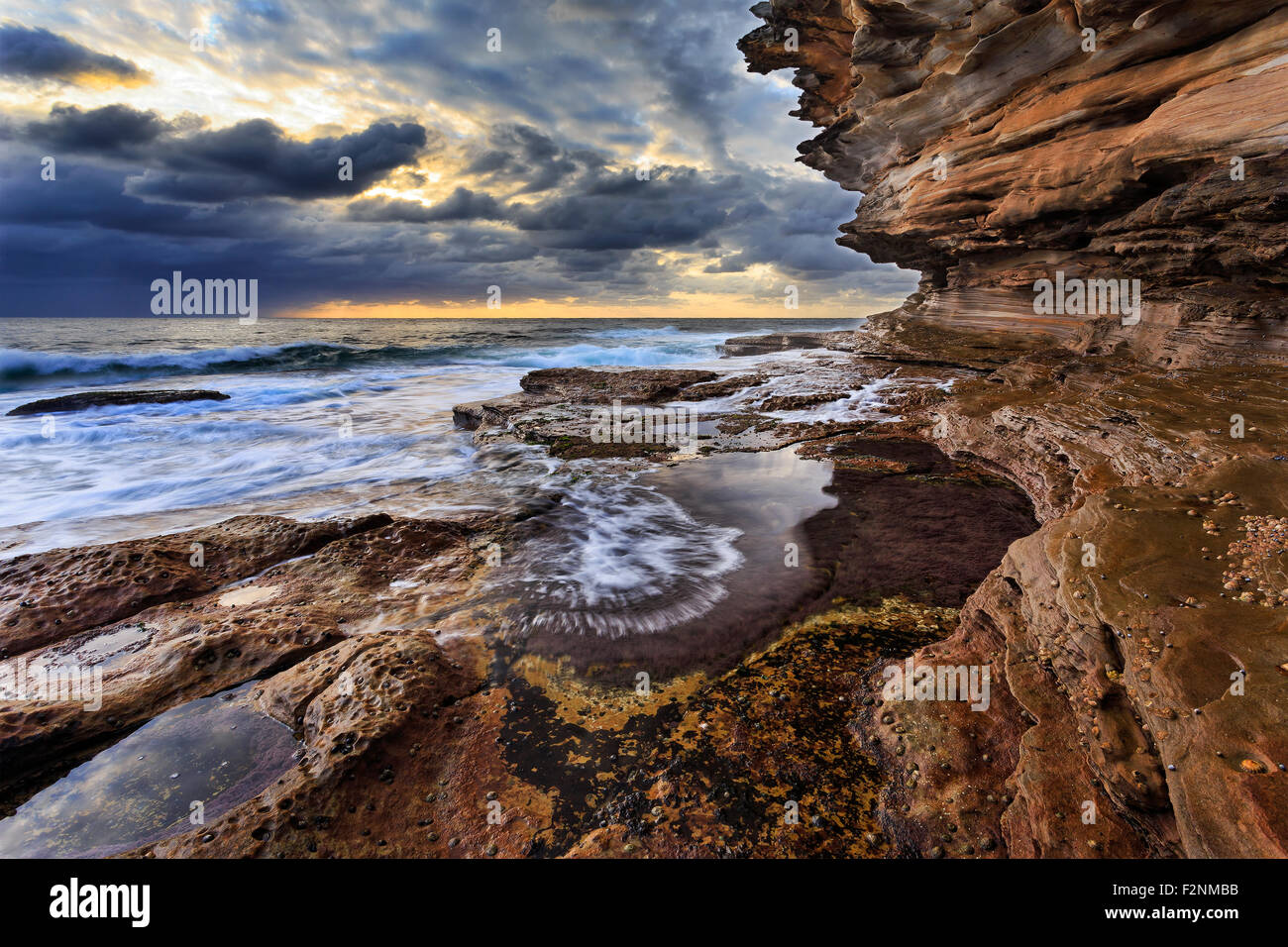Las rocas de piedra arenisca natural formando alto paisaje a orilla del mar de la línea costera en Sydney, Australia Foto de stock