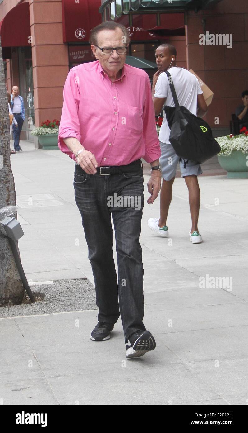 Larry King va de compras en Beverly Hills en una camisa rosa, pantalones  vaqueros y zapatillas de Nike con: Larry King donde: Los Angeles,  California, Estados Unidos Cuándo: 21 Jul 2015 Fotografía