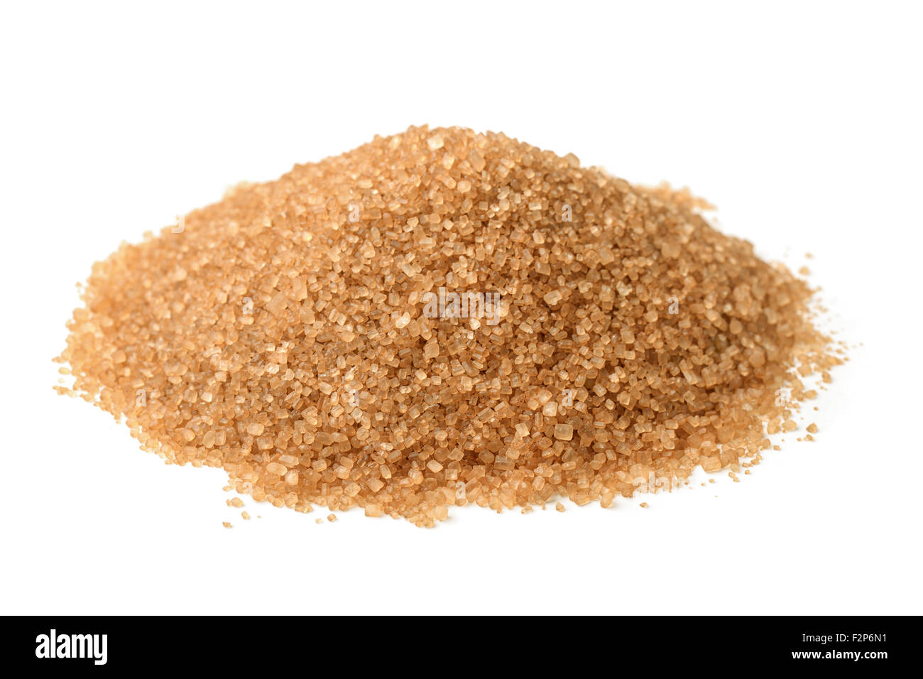 Montón de azúcar moreno aislado en blanco Foto de stock